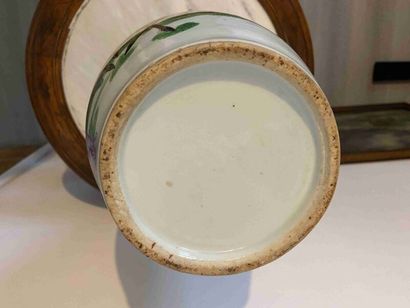  CHINE - Début du XXe siècle 
Vase balustre en porcelaine, à décor polychrome de...