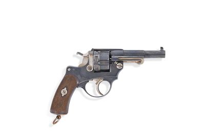  FRANCE 
Revolver d'ordonnance d'officier modèle 1874 
Crosse bois finement quadrillée,...