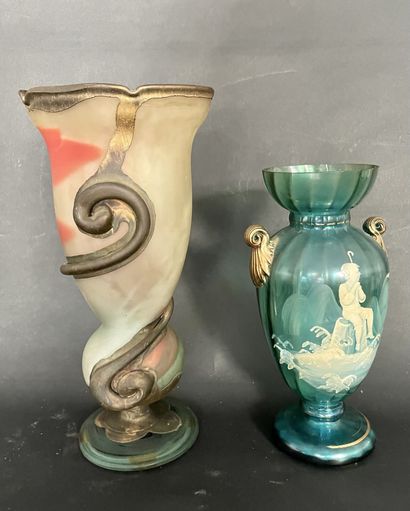 null Travail FRANÇAIS du XXe siècle

Deux vases, l'un en verre teinté bleu à décor...