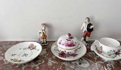 null ALLEMAGNE, XVIIIe - XIXe siècle

Lot en porcelaine comprenant un bouillon couvert...