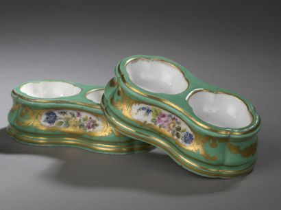 null Dans le goût de SÈVRES, XIXe siècle

Paire de salerons doubles en porcelaine...