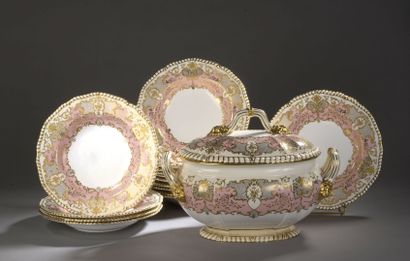 null ANGLETERRE, début XXe siècle

Quinze assiettes à soupe en porcelaine à décor...
