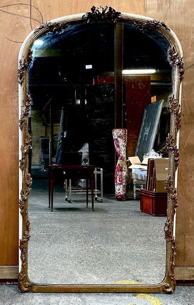 null Grand miroir de cheminée en bois laqué gris, doré avec trace de polychromie....