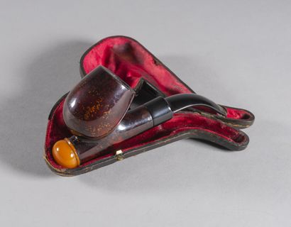 null Pipe in meerschaum, the lower end in amber, in its case 

L. 15 cm

Small wear...