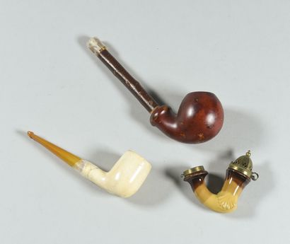 null Lot of two meerschaum pipes: 

- one, the hearth of round shape, with its pipe...