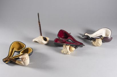 null Set of three meerschaum pipes: 

- PETERSONS pipe, Dublin, with imitation hammering...