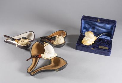 null Set of four meerschaum pipes: 

- pipe decorated with a bearded man's head,...