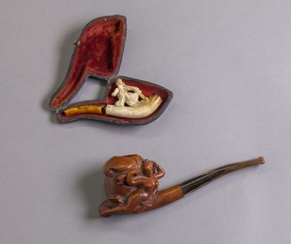 null Lot composed of a meerschaum and amber cigarette smoker (damaged), beginning...