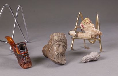 null Lot of four pipes with a bearded man with a turban in clay or meerschaum of...
