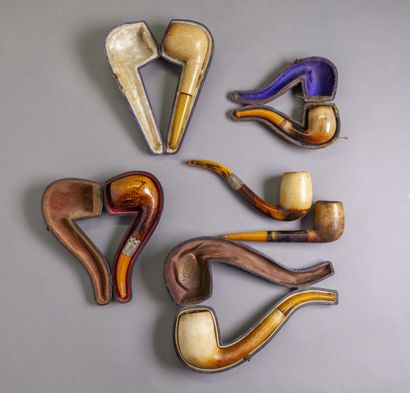 null Six meerschaum tobacco pipes, French manufacture, 1920-1930

Four in their case

Small...