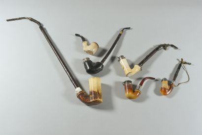 null Lot of six meerschaum pipes: 

- pipe with long stem, the bowl with sides, L....