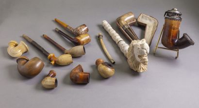 null Lot composed of a meerschaum pipe carved with a lion, Hungarian work and a meerschaum...