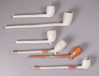 null Six tobacco pipes without decoration in white clay and one red clay, including...
