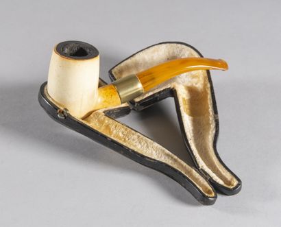 null Meerschaum pipe, the pipe in amber 

L. 15 cm

In its case 

Small wear to the...