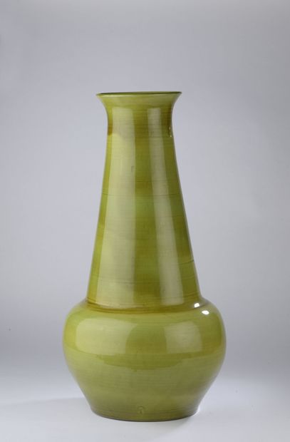 ACCOLAY (1945 -1983). 
Un grand vase boule...
