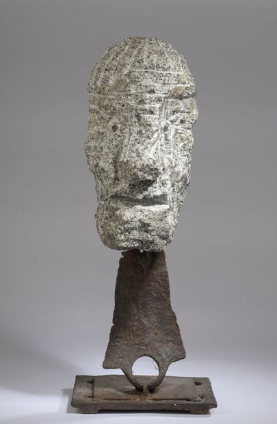  Denis MONFLEUR (né en 1962) 
Visage, 1999 
Sculpture en granit (taille directe),...