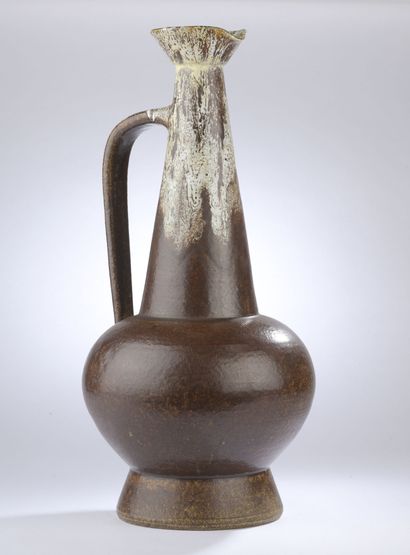 null ACCOLAY (1945 -1983).

A large glazed ceramic pitcher in brown tones.

Signed...
