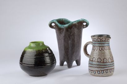 null ACCOLAY (1945 -1983)

A set of two vases and a pitcher in glazed ceramic.

The...
