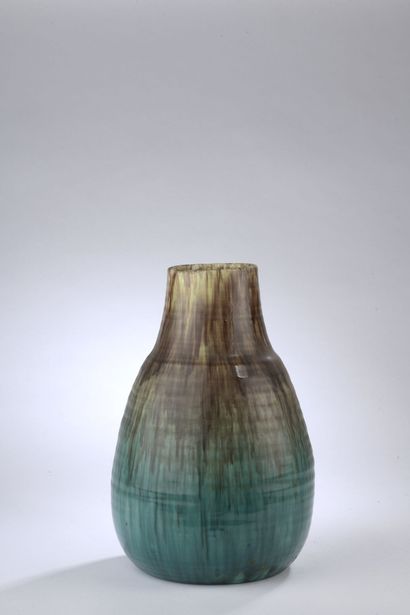 null ACCOLAY (1945 -1983).

Grand vase de forme ovoïde à large ouverture en céramique...