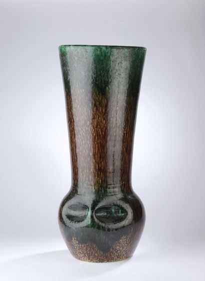 ACCOLAY (1945 -1983). 
Un grand vase, la...