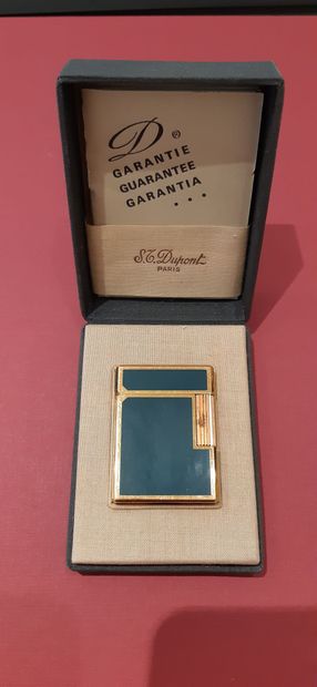 null A Dupont Paris lighter in gold plated metal and green lacquer


In its case


H.5...