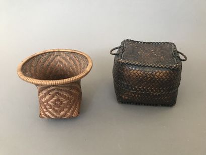 null Two circular boxes in burr and two rectangular boxes


L. 24; 27 cm and D. 12;...