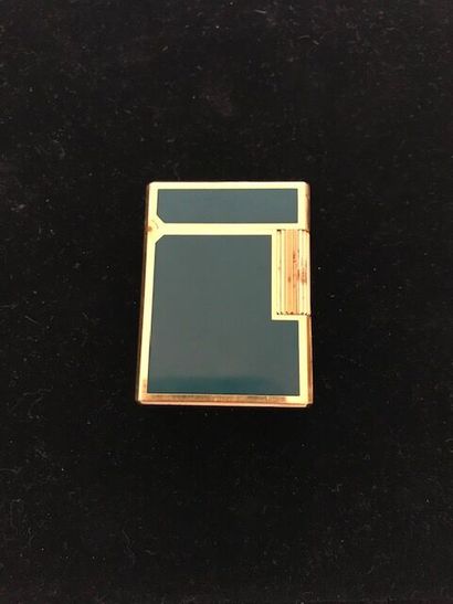 null A Dupont Paris lighter in gold plated metal and green lacquer


In its case


H.5...