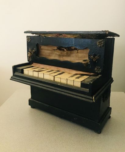 null Miniature toy piano. The keys hit a xylophone inside.


End of the 19th century...