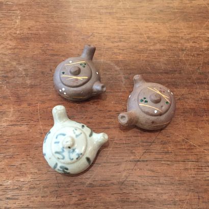 null JAPAN


Three earthenware chopstick rests