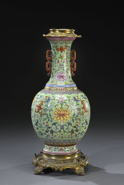 null CHINE - XIXe siècle

Vase en porcelaine à décor de fleurs et rinceaux bouddhiques...