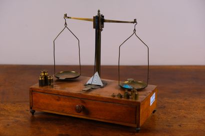 null Trébuchet, poids dans un tiroir

L. 24 cm - H. 22 cm 

XIXe siècle