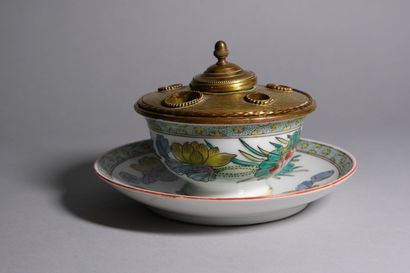 null LIMOGES

Encrier en porcelaine dans le goût de la Chine

XIXe siècle 

H. 9...