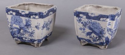 null JAPON, vers 1900 

Deux cache-pots Arita à décor de fleurs au naturel 

H. 11...