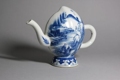 null CHINE - Vers 1800

Verseuse à saké en porcelaine en forme de pêche, à décor...