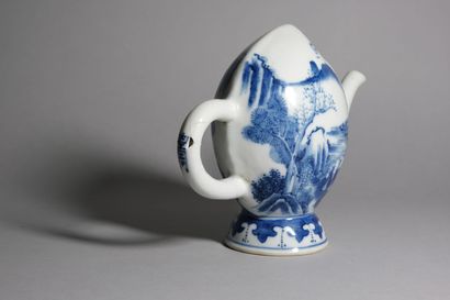 null CHINE - Vers 1800

Verseuse à saké en porcelaine en forme de pêche, à décor...