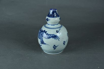 null VIETNAM, XIXe siècle 

Petit vase en grès porcelaineux à décor blanc bleu de...