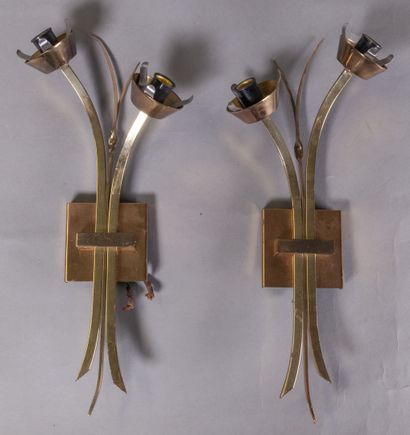 null Paire d'appliques en métal doré à deux bras lumières

H. 34 cm - L. 15 cm 

Manque...