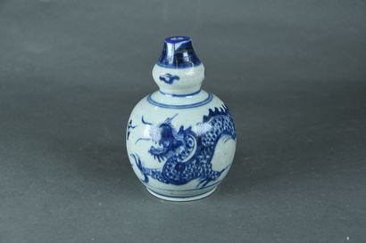 null VIETNAM, XIXe siècle 

Petit vase en grès porcelaineux à décor blanc bleu de...