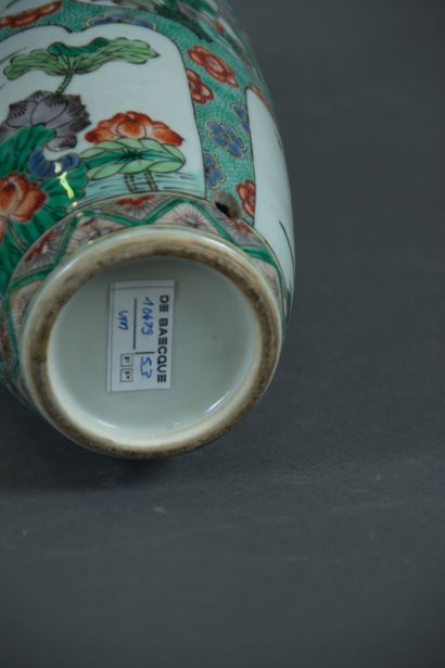 null CHINE - Vers 1900

Petit vase en porcelaine à décor Famille verte

H. 24,5 ...