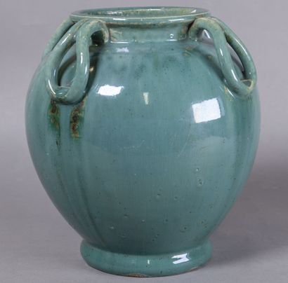 null CHINE, fin du XIXe siècle 

Vase en terre cuite, anses en forme de noeuds à...