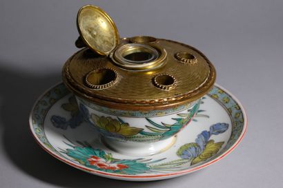 null LIMOGES

Encrier en porcelaine dans le goût de la Chine

XIXe siècle 

H. 9...