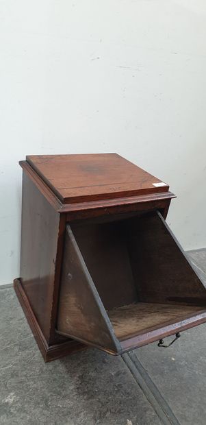 null Petite meuble à ouvrage en noyer ouvrant à un vantail basculant

XIXe siècle...