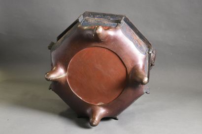 null JAPON - Fin XIXe siècle 

Brûle-parfum octogonal en bronze, chaque face présentant...
