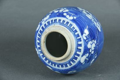 null CHINE - XIXe siècle

Petit pot à gingembre en porcelaine, à décor blanc de branchages...