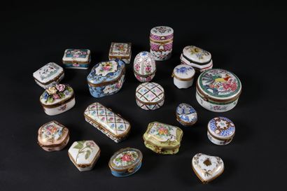 null Lot en porcelaine comprenant dix-neuf petites boîte à décor de fleurs, oiseaux...
