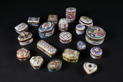 null Lot en porcelaine comprenant dix-neuf petites boîte à décor de fleurs, oiseaux...