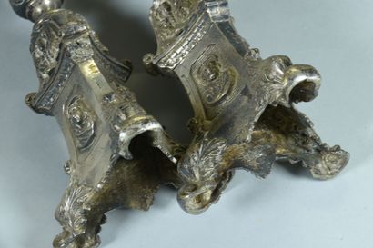null Pique-cierges en métal argenté, la base tripode à figures de saints

XIXe siècle

H....