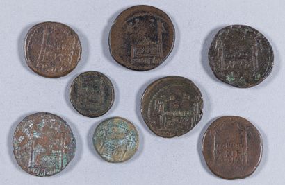 null Lot de 8 monnaies de bronze: 

- Lyon, monnaies à l'autel de Lyon pour Auguste...
