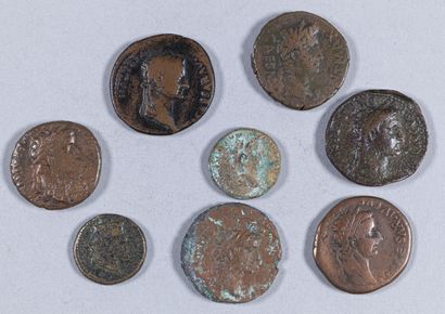null Lot de 8 monnaies de bronze: 

- Lyon, monnaies à l'autel de Lyon pour Auguste...