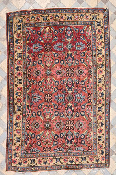 null SAROUK (Perse)

Tapis à motifs floral sur fond rouge

90 x 124

(usures)